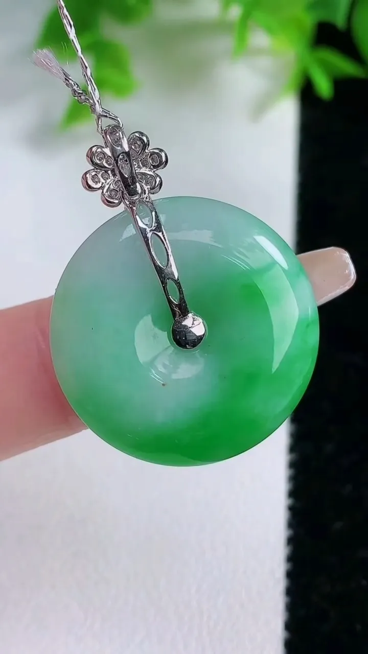 天然A货翡翠平安扣吊坠，尺寸23.7-5，重量:6.80g
1月25日