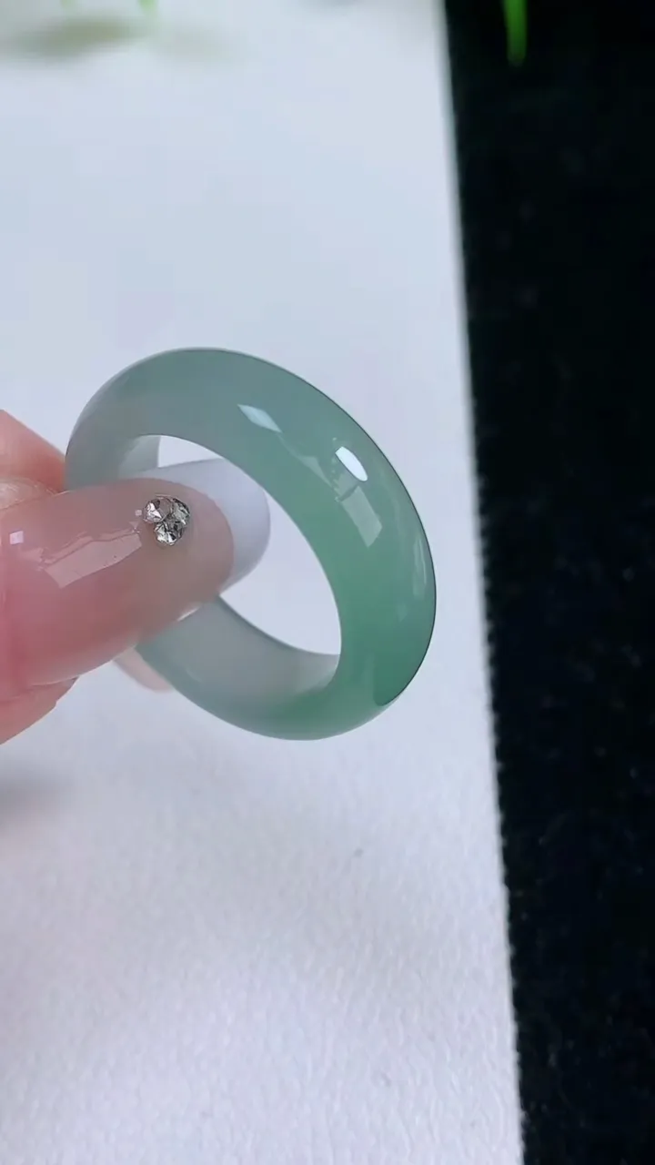 天然A货翡翠指环戒指，尺寸17.4-6.4-3.4，重量:4.94g2026年1月25日
工厂直销收藏佳品,种好水足，色泽均匀，有种有色，上手高大气！