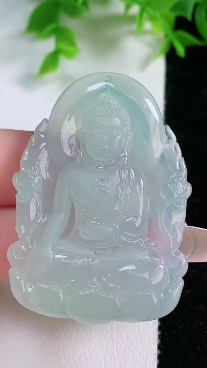 天然A货翡翠大日如来吊坠，尺寸47.2-33.2-5.2，重量:18.26g
1月25日