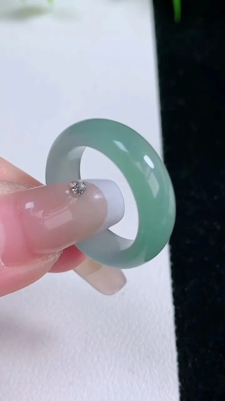 天然A货翡翠指环戒指，尺寸17.4-6.4-3.4，重量:4.94g2026年1月25日
工厂直销收藏佳品,种好水足，色泽均匀，有种有色，上手高大气！