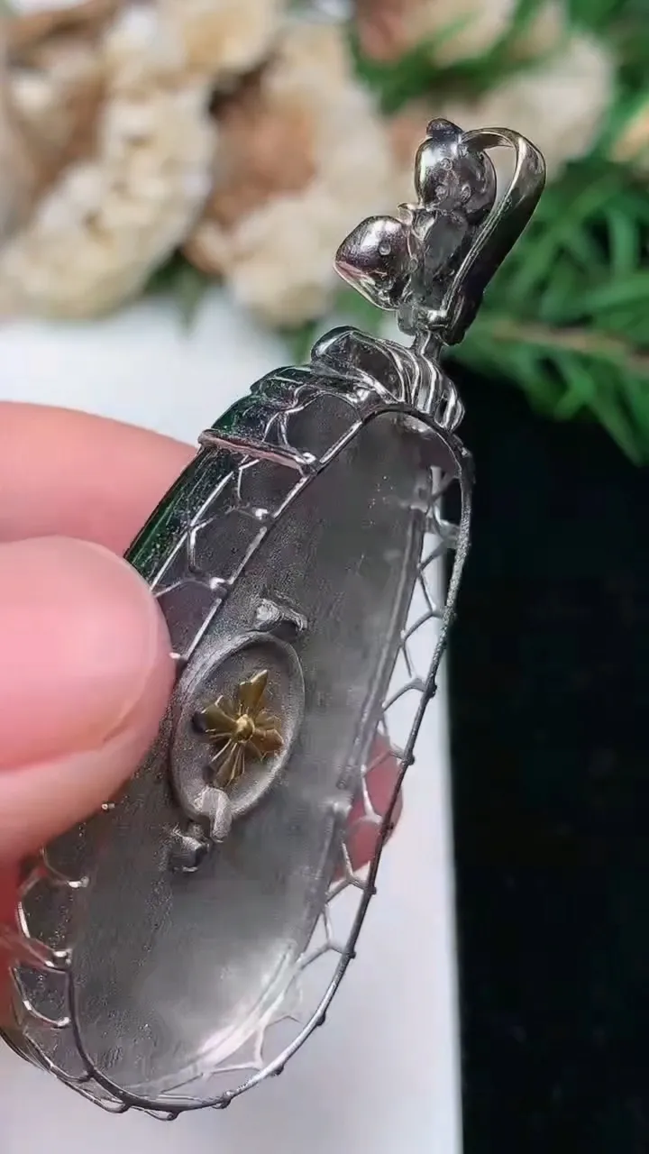 天然A货翡翠如意吊坠，尺寸38-22-8，重量:9.80g
1月25日