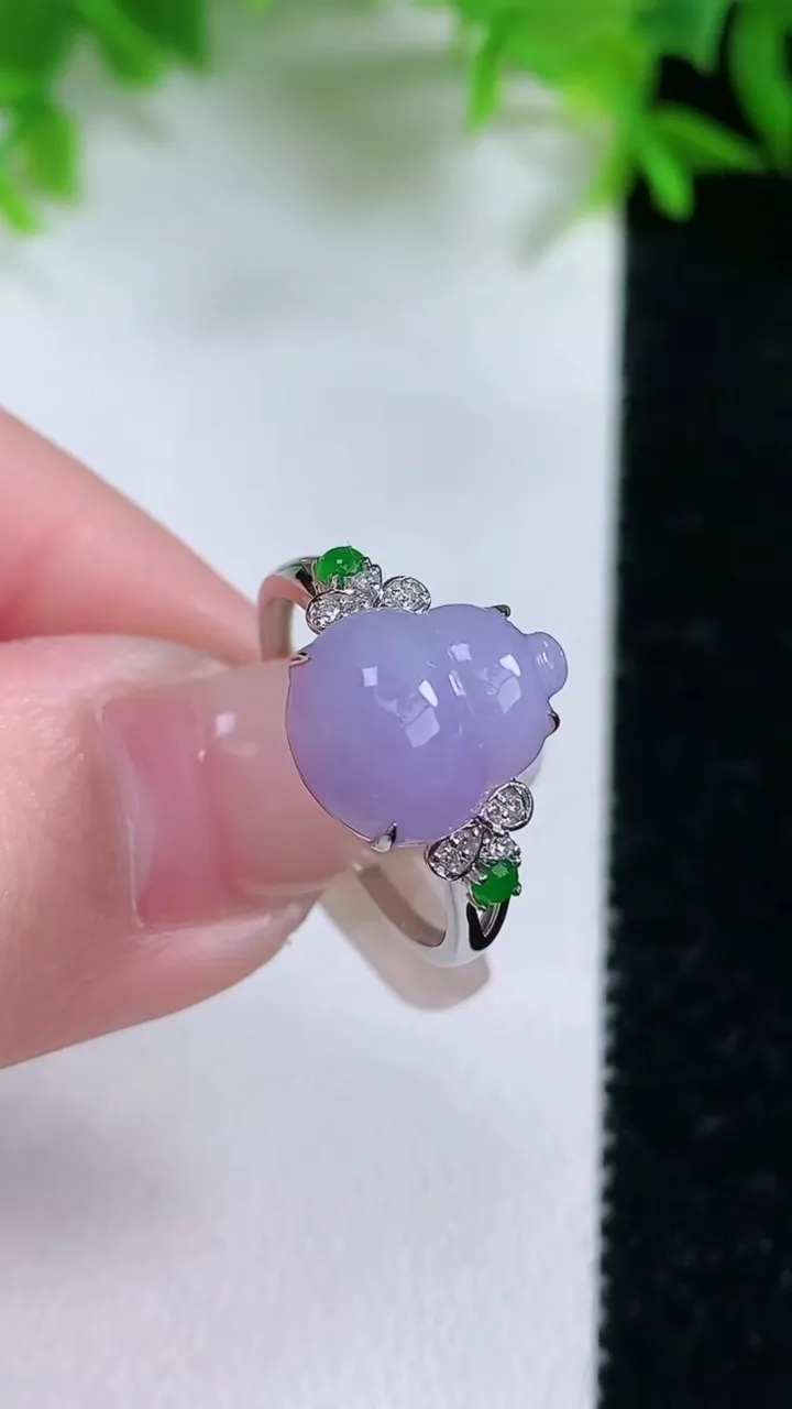 天然A货翡翠18K金紫罗兰蛋面戒指，尺寸17.3-11.8-9.5-5.7，重量:11.89g2026年1月25日
工厂直销收藏佳品,种好水足，色泽均匀，有种有色，上手高大气！