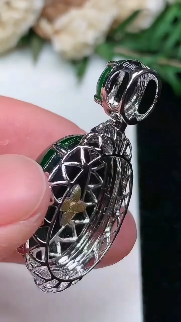 天然A货翡翠蛋面吊坠，尺寸34.9-17.5-11.6，裸石20.2-15
1月25日