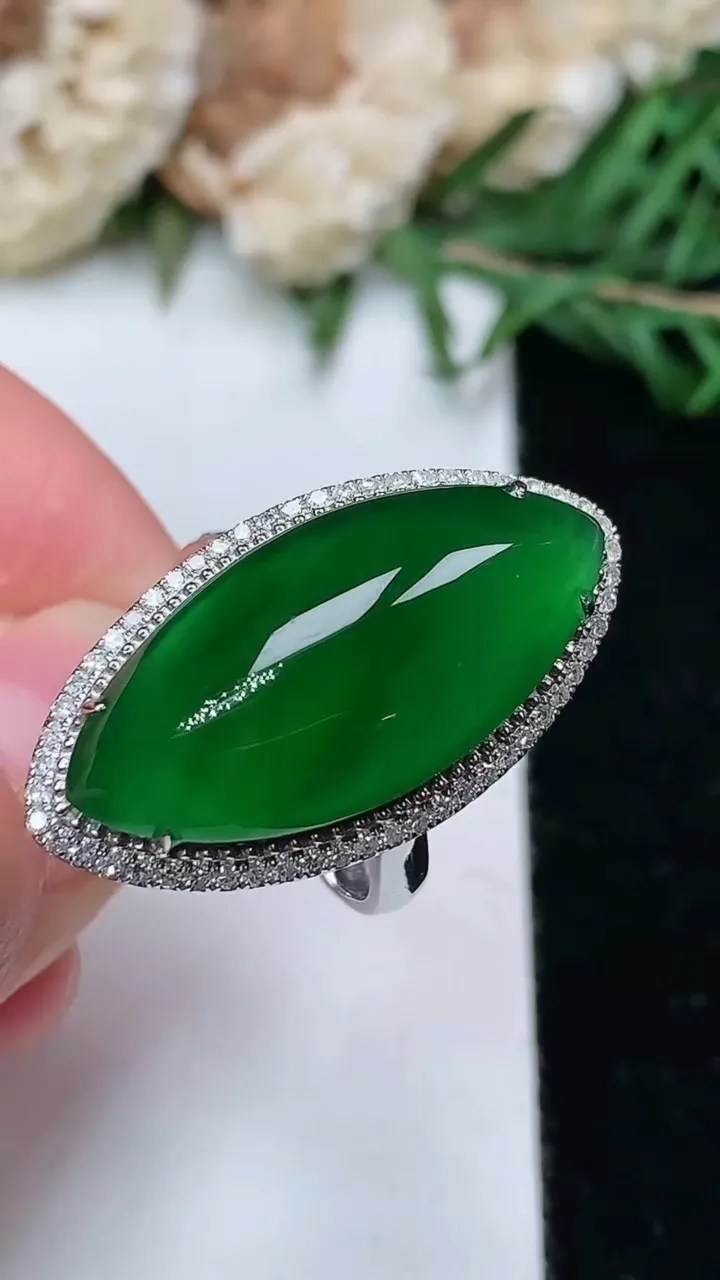 天然A货翡翠随形戒指，尺寸17-24.8-11.6，重量:5.89g2026年1月25日
工厂直销收藏佳品,种好水足，色泽均匀，有种有色，上手高大气！