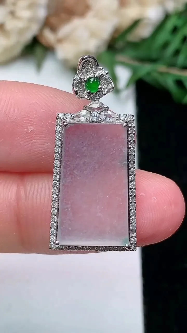 天然A货翡翠白冰无事牌吊坠，尺寸28-12.3-5.7，裸石16.9-9.7，重量:3.26g
1月