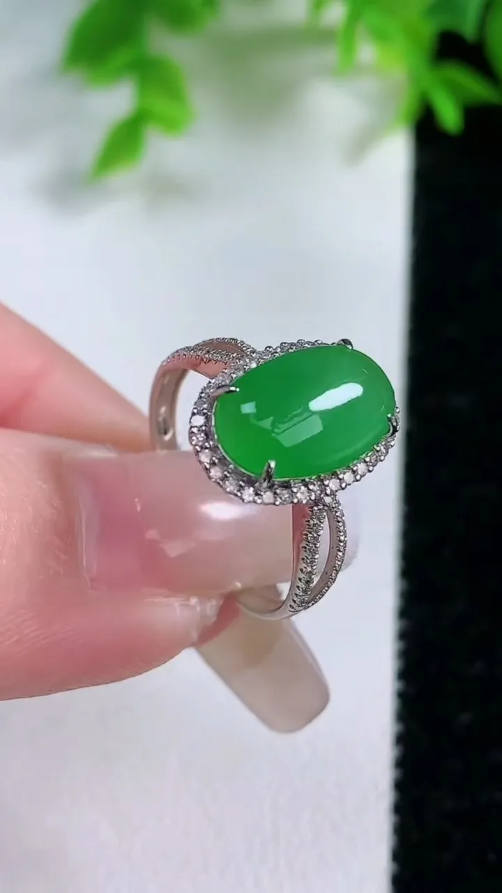 天然A货翡翠蛋面戒指，尺寸17.4-12-7.4-6，重量:2.68g2026年1月25日
工厂直销收藏佳品,种好水足，色泽均匀，有种有色，上手高大气！