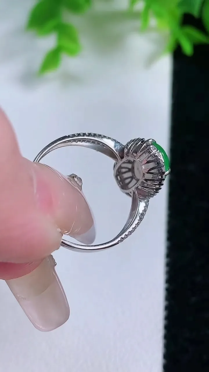 天然A货翡翠蛋面戒指，尺寸17.4-12-7.4-6，重量:2.68g2026年1月25日
工厂直销收藏佳品,种好水足，色泽均匀，有种有色，上手高大气！