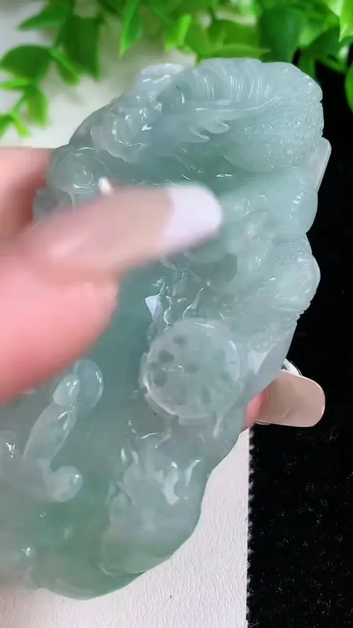 天然A货翡翠龙牌吊坠，尺寸82-43.7-14.3，重量:79.80g
1月25日