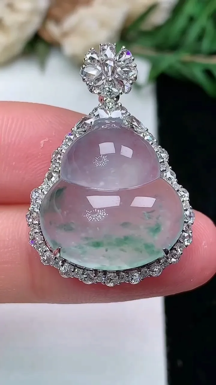 天然A货翡翠飘花葫芦吊坠，尺寸30-20.7-10.7，裸石18-17，重量:5.54g
1月25日