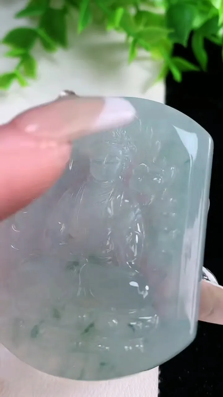 天然A货翡翠冰种飘花大势至菩萨，尺寸53.8-43.8-5.7，重量:29.96g
1月25日