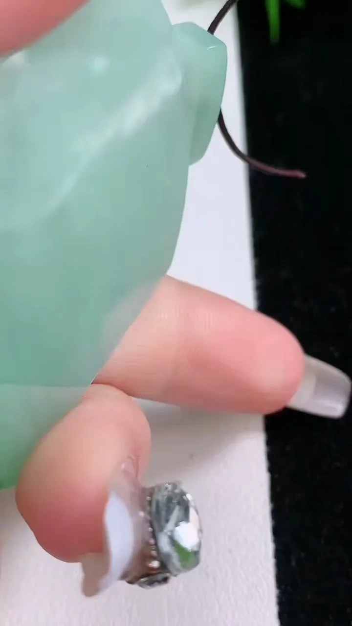 天然A货翡翠无事牌吊坠，尺寸50.4-40.3-5.7，重量:35.47g
1月25日