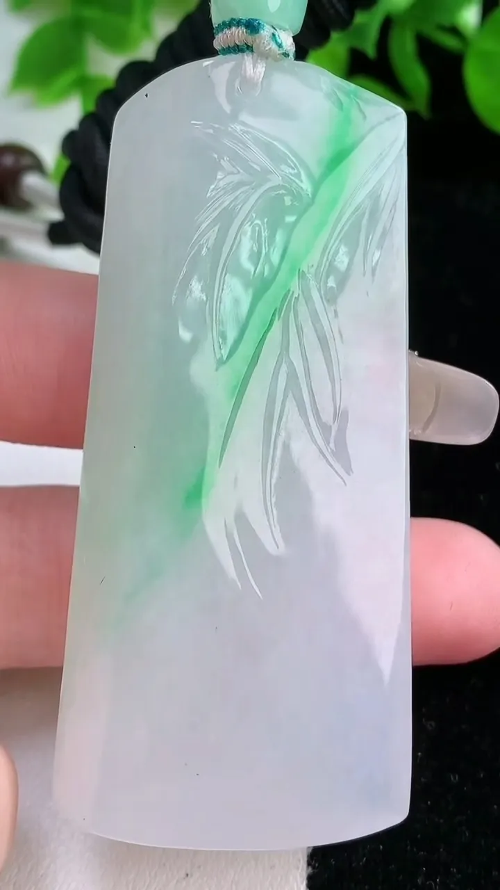 天然A货翡翠观音菩萨吊坠，尺寸65.3-29.2-9.7，重量:42.25g
1月25日