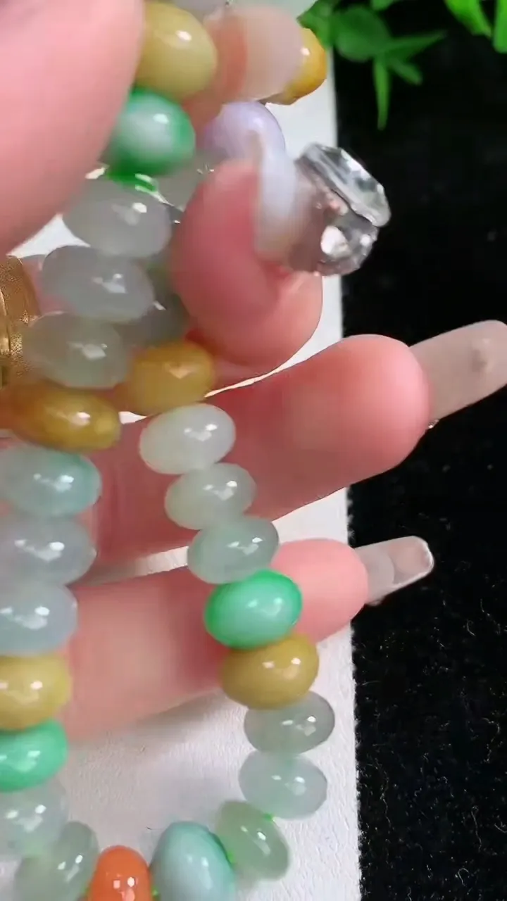 天然A货翡翠三彩算盘珠手串，尺寸3.3-7.3，重:33.73g1月25日
工厂直销收藏佳品,种好水足，色泽均匀，有种有色，上手高大气！