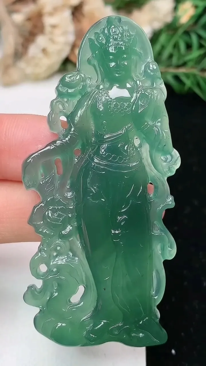 天然A货翡翠蓝水观音菩萨吊坠，尺寸64.7-26.5-5.9，重量:18.64g
1月25日