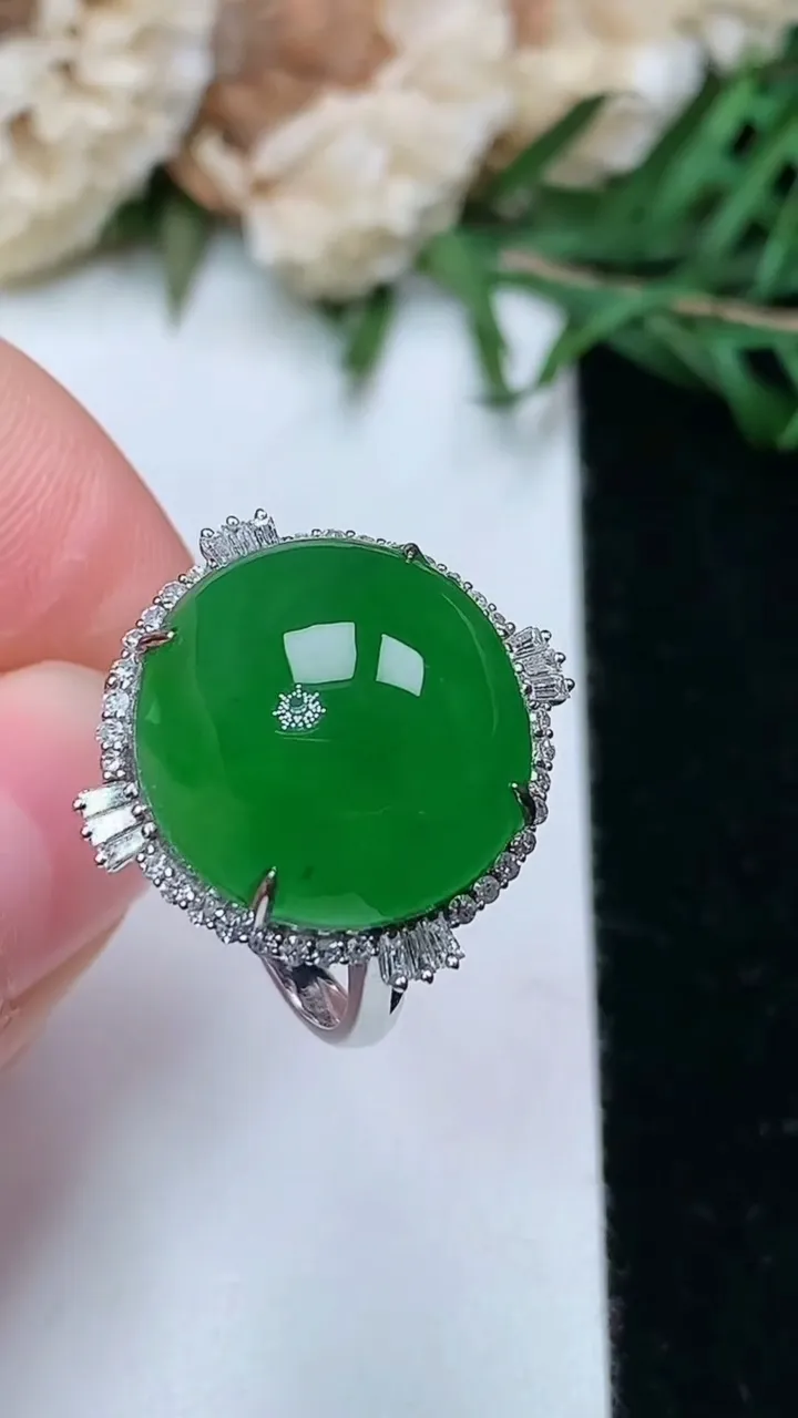 天然A货翡翠蛋面戒指，尺寸17.2-14.6，重量:4.38g2026年1月25日
工厂直销收藏佳品,种好水足，色泽均匀，有种有色，上手高大气！