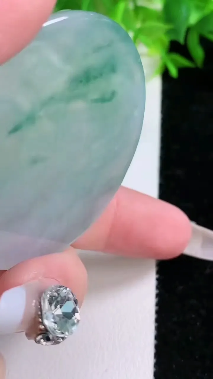 天然A货翡翠种飘花阿弥陀佛吊坠，尺寸48.8-6，重量:30.98g
1月25日