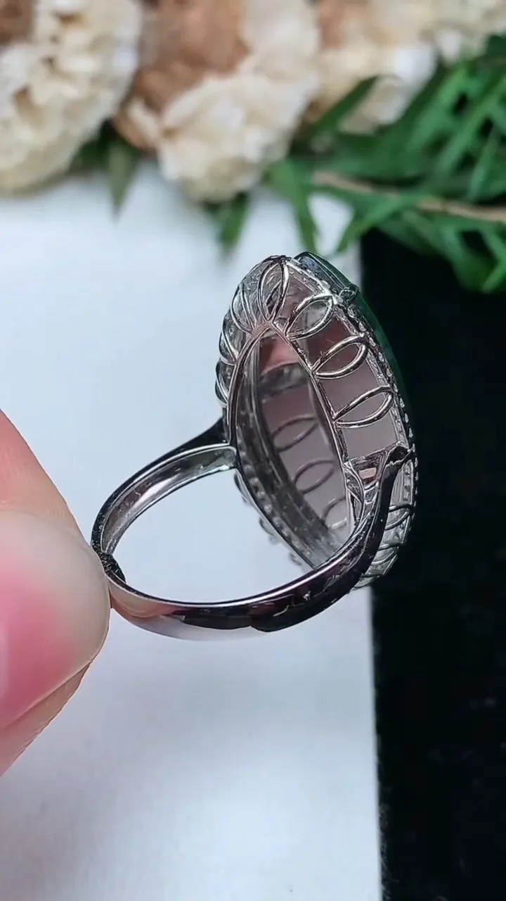 天然A货翡翠随形戒指，尺寸17-24.8-11.6，重量:5.89g2026年1月25日
工厂直销收藏佳品,种好水足，色泽均匀，有种有色，上手高大气！