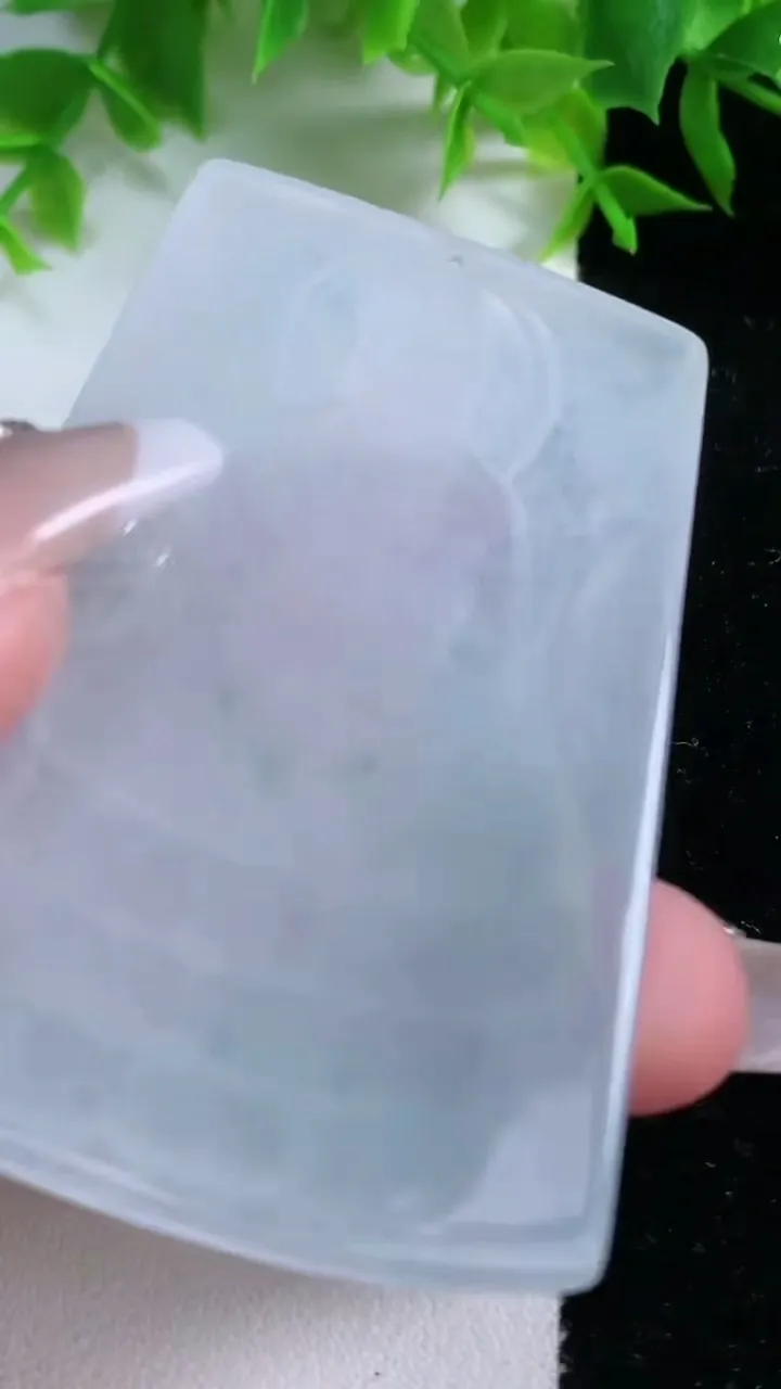 天然A货翡翠冰种飘花观音菩萨吊坠，尺寸66.2-41.8-4.6，重量:33.45g
1月25日