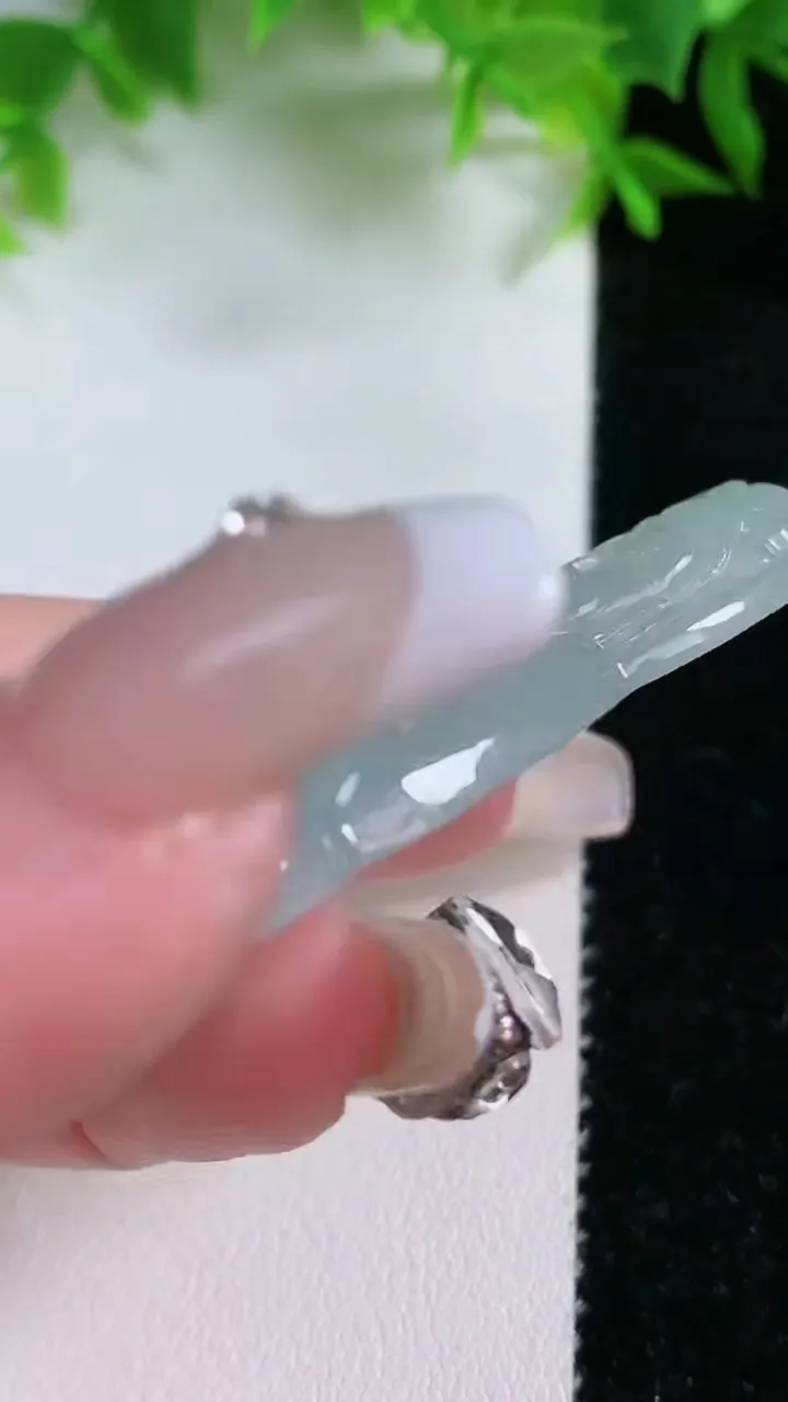 天然A货翡翠观音菩萨吊坠，尺寸58.8-33.8-5，重量:19.11g
1月25日