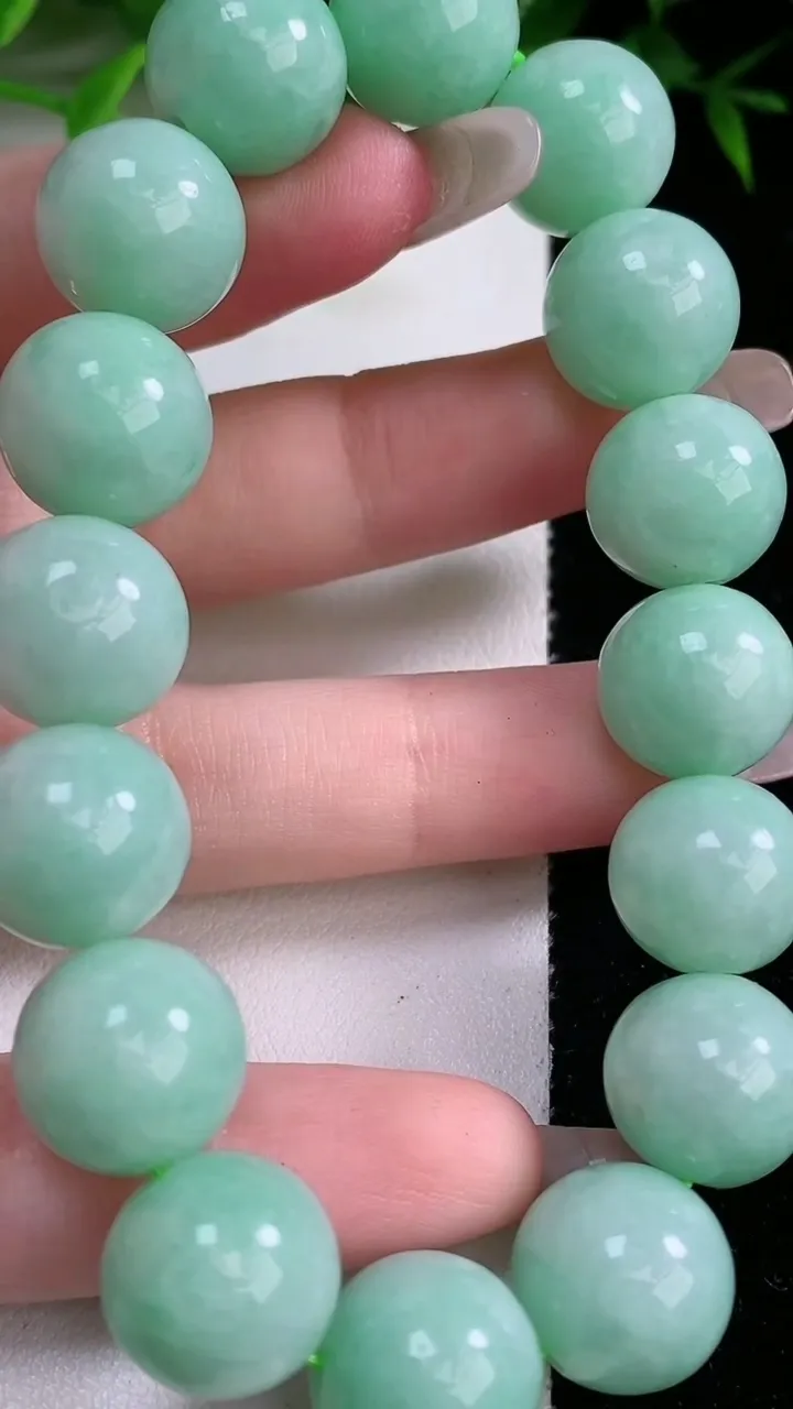 天然A货翡翠圆珠手串，尺寸13.3-16颗，重:64.77g1月25日
工厂直销收藏佳品,种好水足，色泽均匀，有种有色，上手高大气！