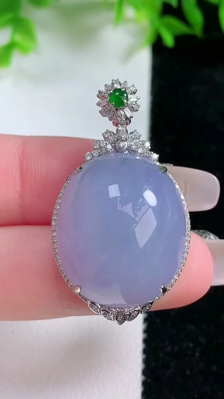 天然A货翡翠18K金紫罗兰蛋面吊坠，尺寸37-21.2-12.5，裸石22.3-19重量:10.80g
1月25日