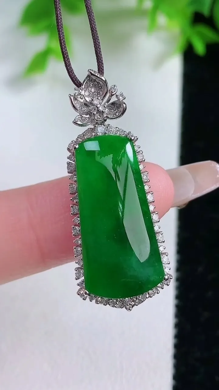 天然A货翡翠无事牌吊坠，尺寸33.4-12.5-7，裸石22-11.6重量:4.76g
1月25日