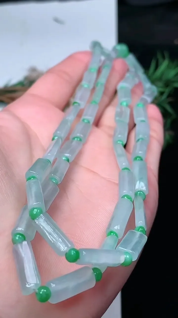 天然A货翡翠白冰路路通项链，尺寸12.9-5.4-4.9-100颗，重量:38.30g
1月25日