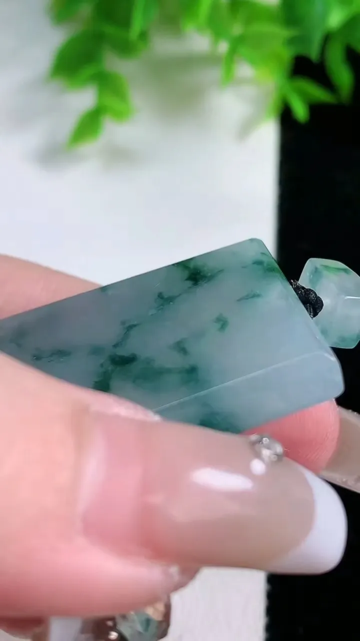 天然A货翡翠种飘花无事牌吊坠，尺寸50-26.7-5.5，重量:25.18g
1月25日