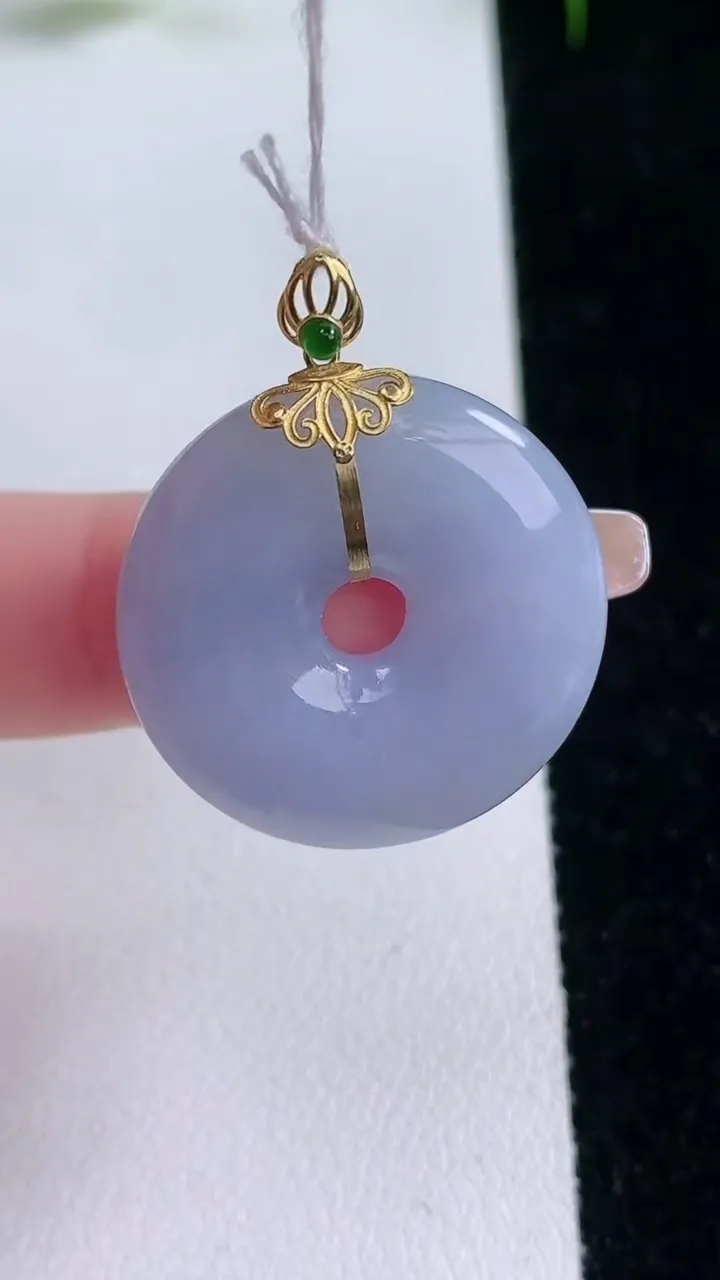 天然A货翡翠18K金紫罗兰平安扣吊坠，尺寸24.8-5.4，重量:7.67g
1月25日