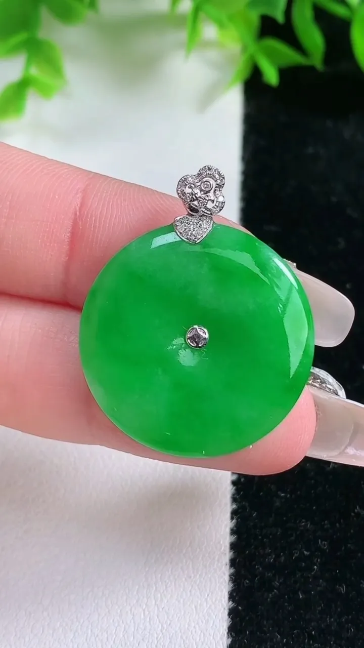 天然A货翡翠平安扣吊坠，尺寸24.6-3.4，重量:5.25g
1月25日