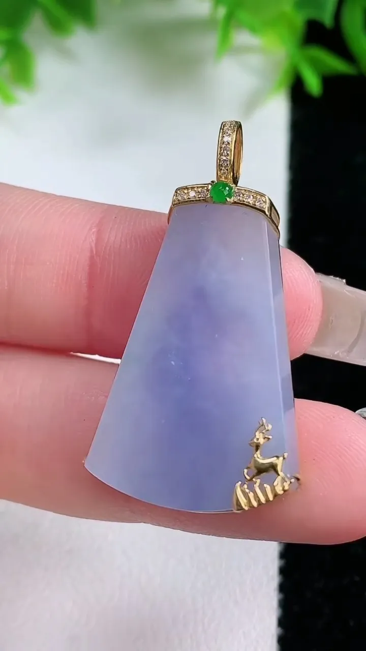 天然A货翡翠18K金紫罗兰无事牌吊坠，尺寸29.7-20-4.2，重量:5.90g
1月25日