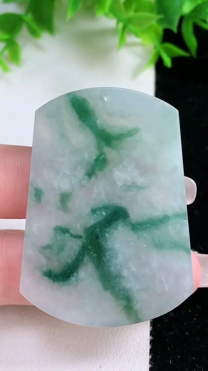 天然A货翡翠飘花无事牌镶嵌件，尺寸49.6-36-4，重量:20.86g
1月25日