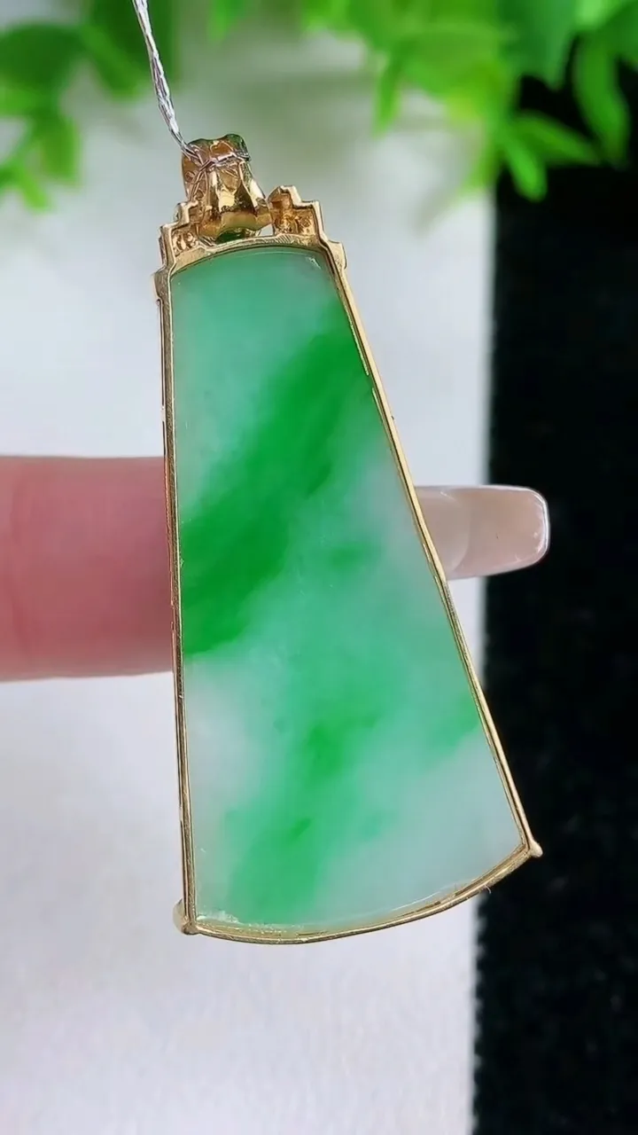 天然A货翡翠无事牌吊坠，尺寸37-20-3.8，重量:6.66g
1月25日