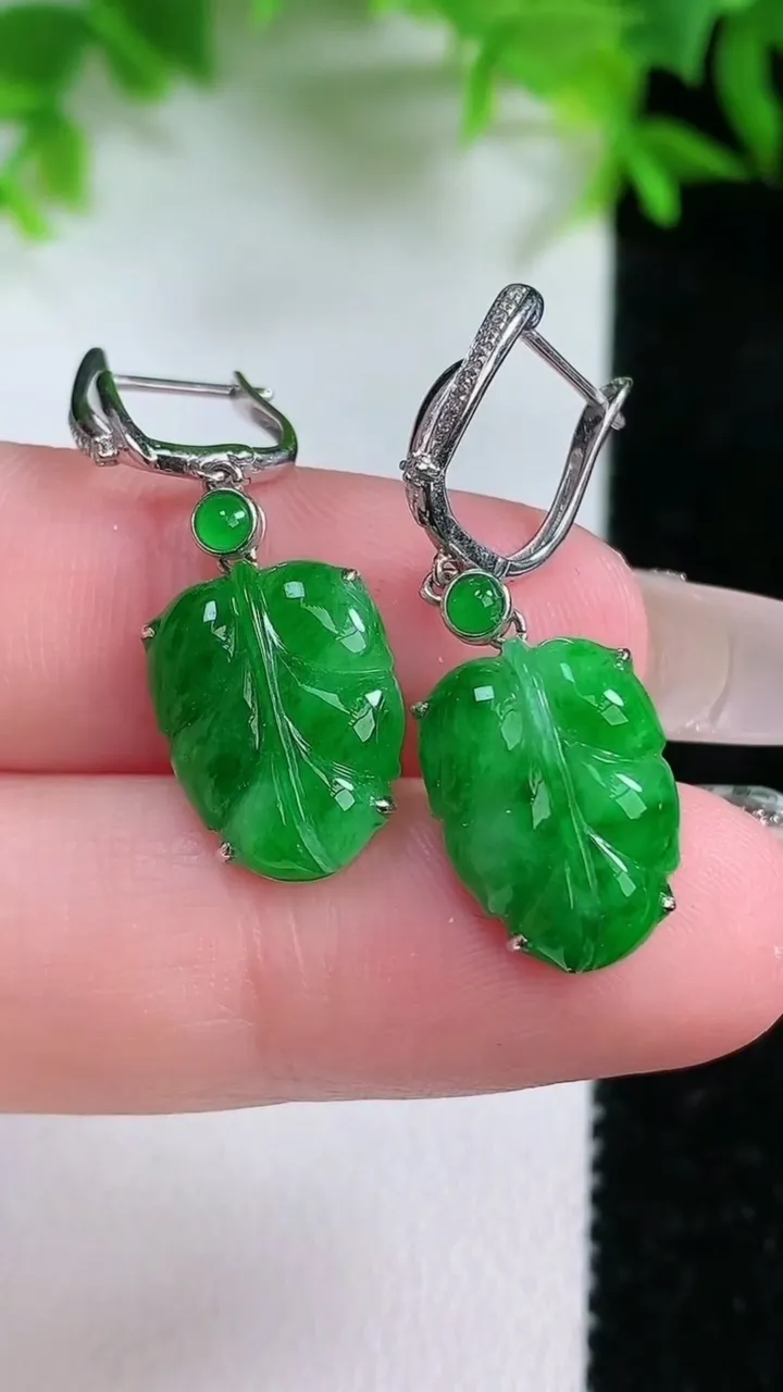 天然A货翡翠金枝玉叶 叶子吊坠，尺寸14.3-10.2-4.1，重量:4.00g
1月25日