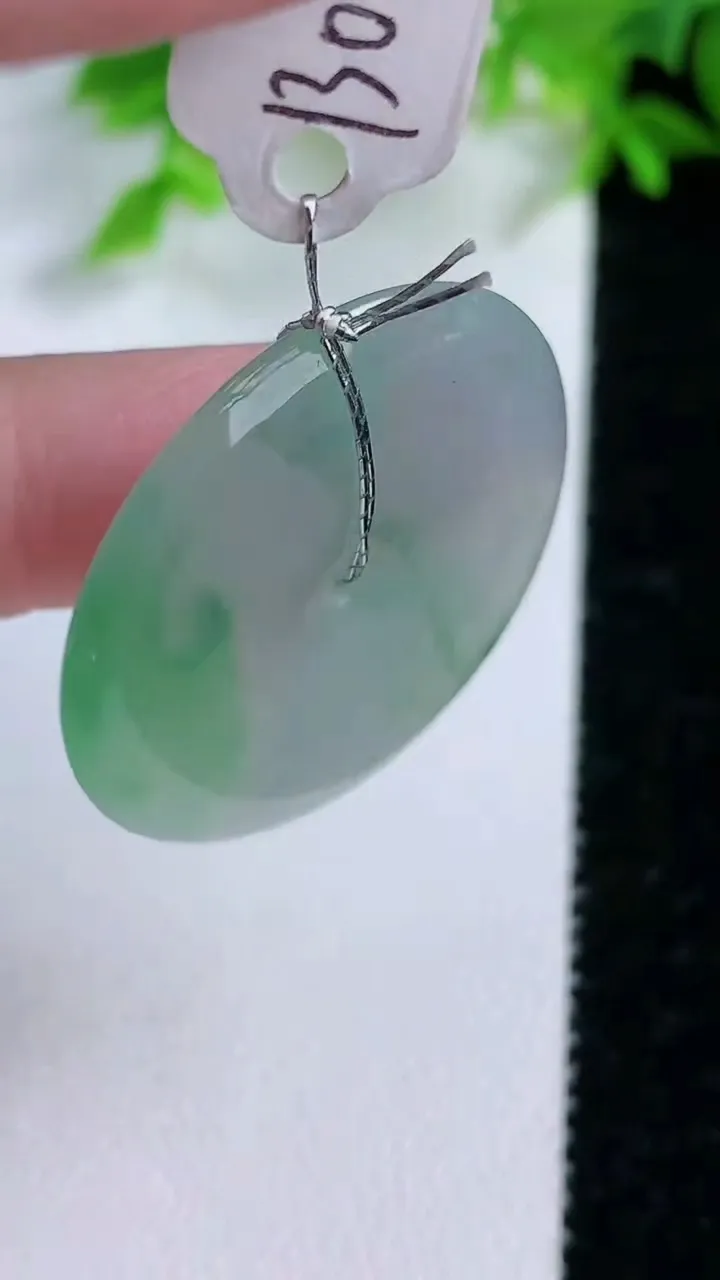 天然A货翡翠平安扣吊坠，尺寸32-5.7，重量:11.99g
1月25日