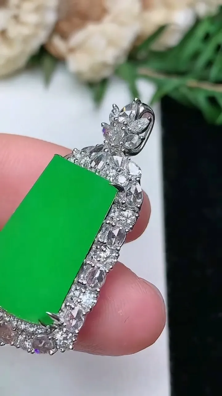 天然A货翡翠无事牌吊坠，尺寸35.4-17.6-9，裸石19.4-12.9
1月25日