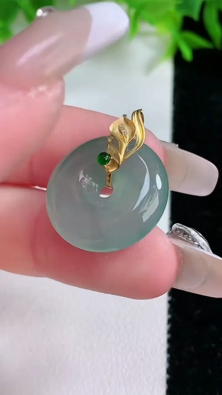 天然A货翡翠平安扣吊坠，尺寸20.2-5.2，重量:4.90g
1月25日