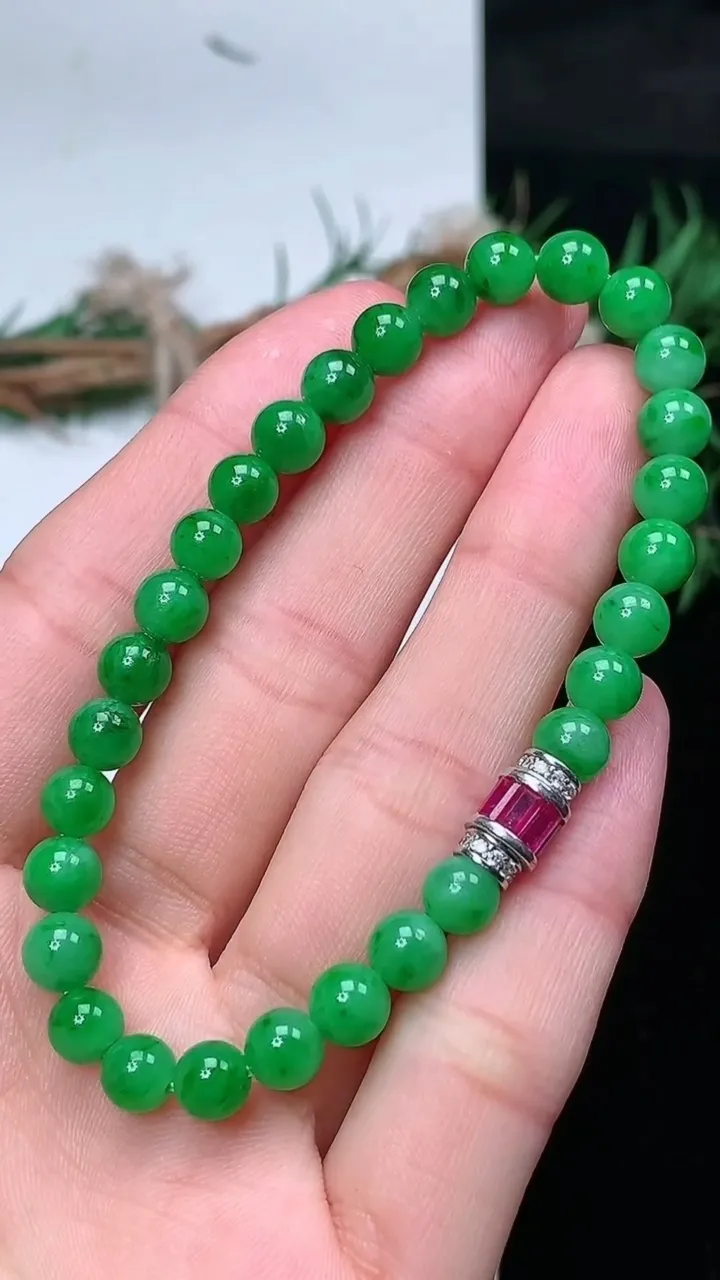 天然A货翡翠圆珠手串，尺寸6-29颗，重量:12.00g1月25日
工厂直销收藏佳品,种好水足，色泽均匀，有种有色，上手高大气！