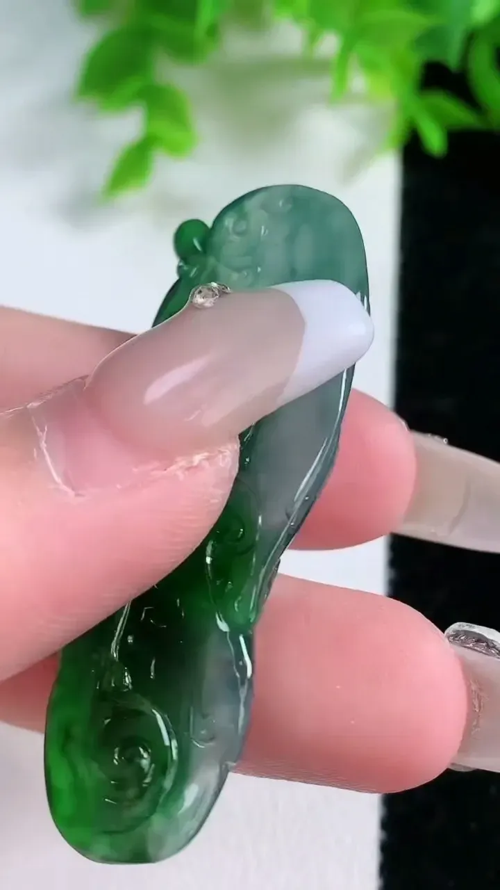 天然A货翡翠观音菩萨吊坠，尺寸51-17.2-6.8，重量:9.01g
1月25日