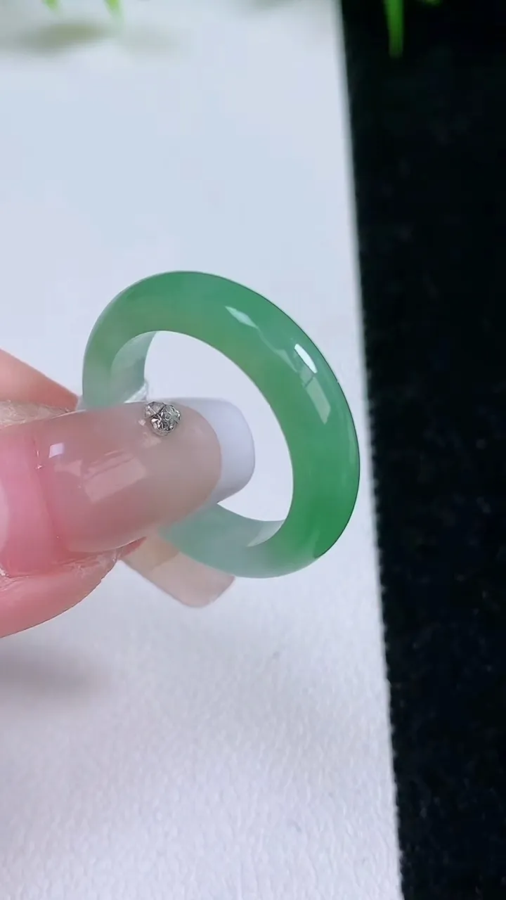 天然A货翡翠指环戒指，尺寸18.2-4.8-3.4，重量:3.64g2026年1月25日
工厂直销收