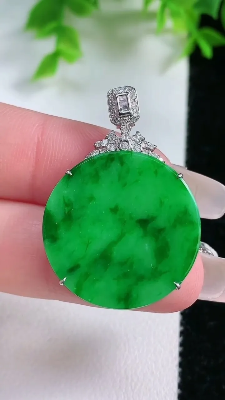 天然A货翡翠无事牌吊坠，尺寸34.4-24-5.4，重量:4.41g
1月25日