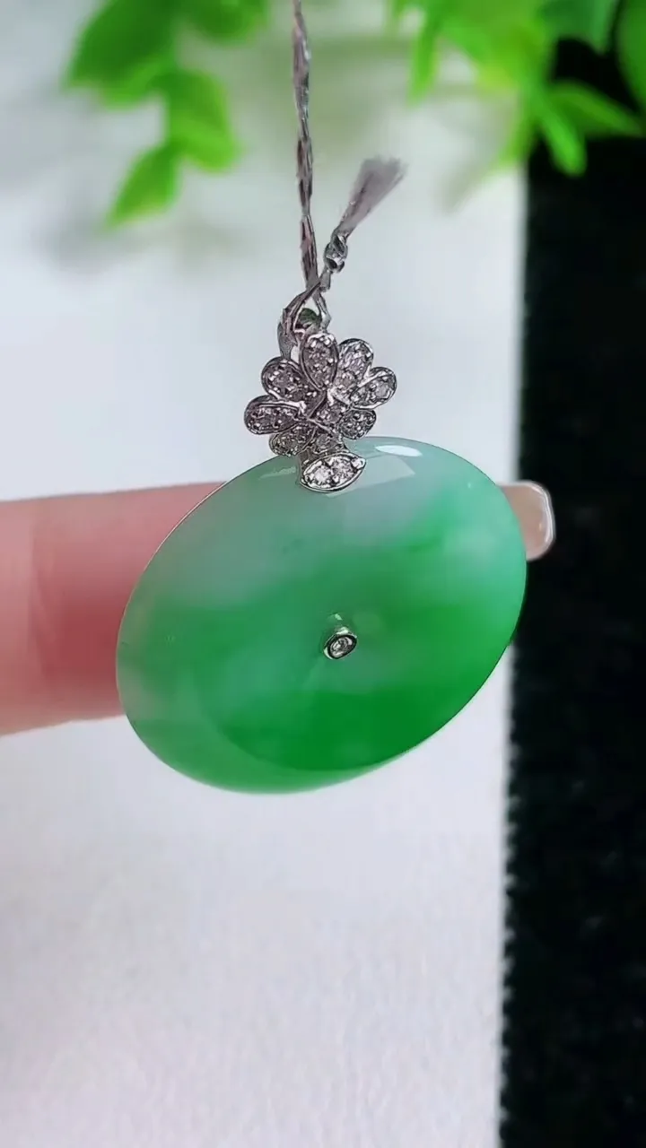 天然A货翡翠平安扣吊坠，尺寸23.7-5，重量:6.80g
1月25日