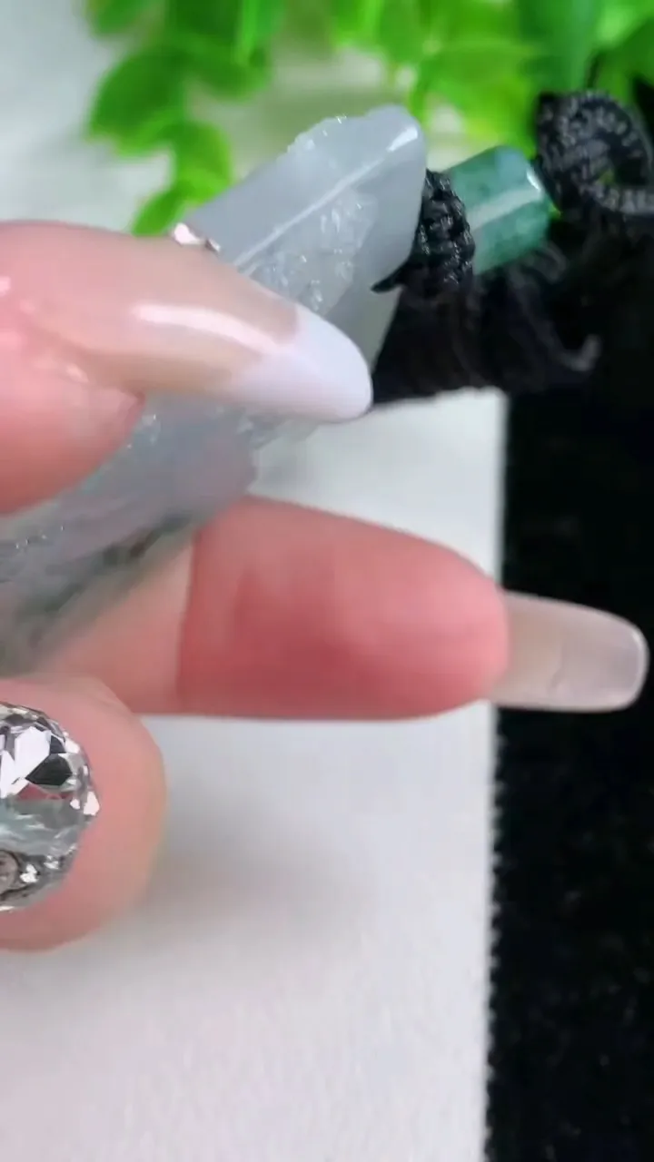 天然A货翡翠种飘花山水牌吊坠，尺寸64-40.8-5.7，重量:43.24g
1月25日