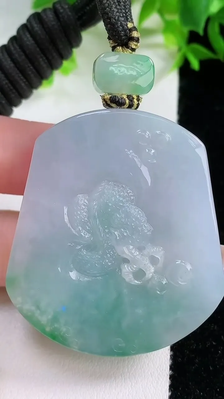 天然A货翡翠龙牌吊坠，尺寸47.8-42.3-11.7，重量:57.39g
1月25日