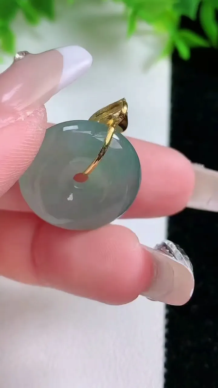 天然A货翡翠平安扣吊坠，尺寸20.2-5.2，重量:4.90g
1月25日