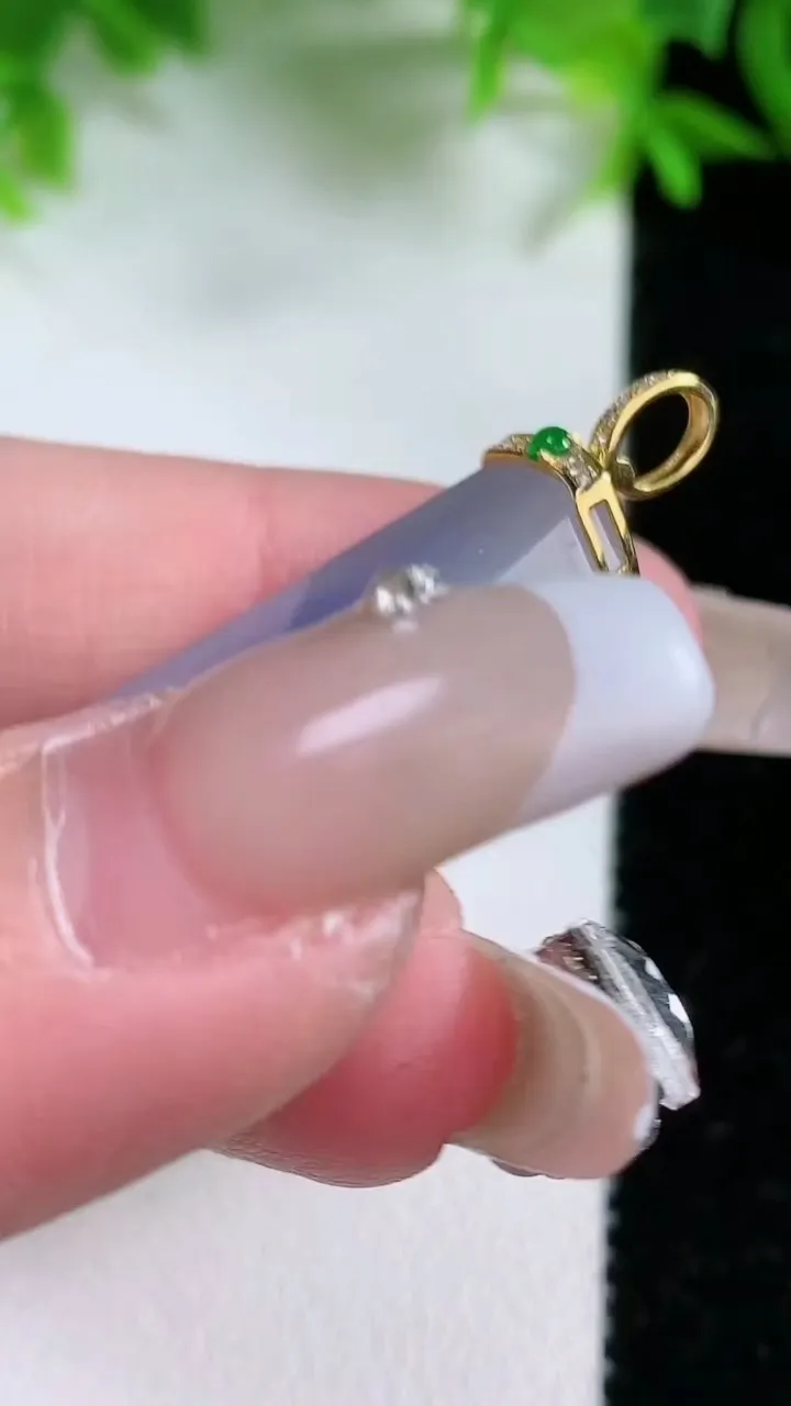 天然A货翡翠18K金紫罗兰无事牌吊坠，尺寸29.7-20-4.2，重量:5.90g
1月25日