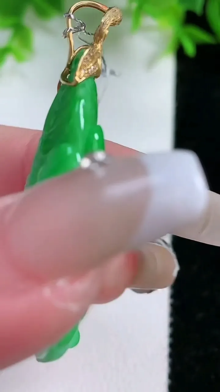 天然A货翡翠白菜吊坠，尺寸37-21.6-11，重量:14.51g
1月25日