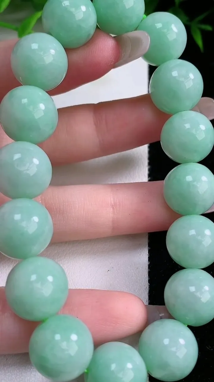 天然A货翡翠圆珠手串，尺寸13.3-16颗，重:64.77g1月25日
工厂直销收藏佳品,种好水足，色泽均匀，有种有色，上手高大气！