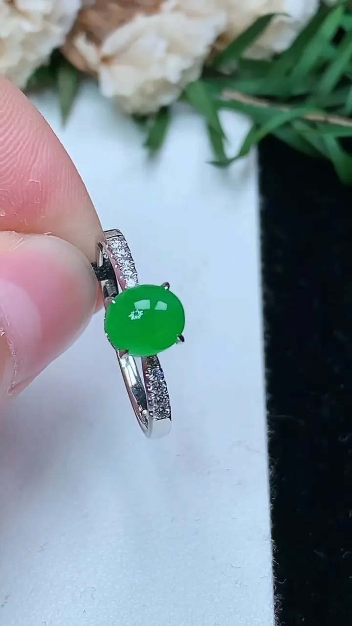 天然A货翡翠蛋面戒指，尺寸17.3-6.5-5.8，重量:1.63g2026年1月25日
工厂直销收藏佳品,种好水足，色泽均匀，有种有色，上手高大气！