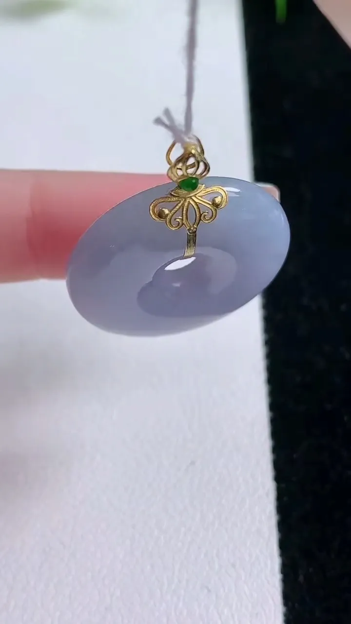 天然A货翡翠18K金紫罗兰平安扣吊坠，尺寸24.8-5.4，重量:7.67g
1月25日